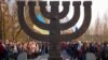 Orang-orang mengadakan pawai melawan anti-Semitisme di dekat sebuah monumen untuk memperingati para korban salah satu pembantaian tunggal terbesar Yahudi selama Holocaust Nazi, di Kyiv, Ukraina, 13 April 2018. (Foto: Reuters)