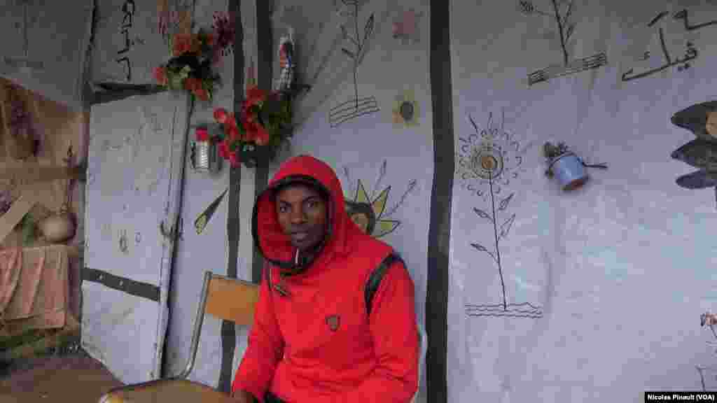 Wannan wani dan kasar Habasha ne ya tsaya gaban wakilin muryar Amurka, a sansanin dake birnin Clalais dake arewacin birni Faransa 10/14/15