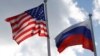 Bendera negara Rusia dan AS berkibar di dekat pabrik Ford Sollers, perusahaan patungan pembuat mobil AS Ford dengan mitra Rusia, di Vsevolozhsk, Wilayah Leningrad, Rusia, 27 Maret 2019. (Foto: REUTERS/Anton Vaganov)