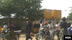 Hoton jami'an tsaro kennan daura da gidan Gwamna a Kano, Nigeria. (Isiyaku Ahmed/VOA)