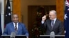Perdana Menteri Australia Anthony Albanese (kanan) bersama dengan Perdana Menteri Papua Nugini James Marape hadir dalam konferensi pers di gedung parlemen di Canberra pada 7 Desember 2023. (Foto: AFP/Hilary Wardhaugh)