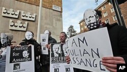 Hoton masu zanga zanga a harabar wata kotu inda mai kungiyar WikiLeaks ya bayyana yau domin neman beli.
