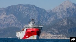 Kapal penjelajah Turki, Oruc Reis, di Mediterania, lepas pantai Antalya, Turki, 24 Juli 2020. (Foto: dok).
