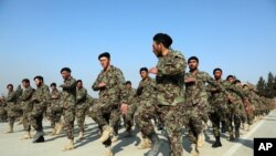 Pasukan baru Tentara Nasional Afghanistan berbaris selama upacara kelulusan mereka setelah program pelatihan tiga bulan di Akademi Militer Afghanistan di Kabul, Afghanistan, 18 Januari 2021. (Foto: AP)
