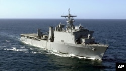 Військовий корабель-амфібія USS Tortuga пливе біля берегів карибського острова Кюрасао, 17 лютого 2001 року.