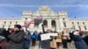 Manifestan rasanble devan capitol eta Minnesota nan vil St. Paul, 5 Fevriye 2025. 