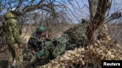 Anggota dinas Ukraina menembakkan mortir artileri 2B16 "Nona-K" 120 mm di dekat Kota Bakhmut di wilayah Donetsk, Ukraina, 8 Maret 2024. (Foto: REUTERS/Oleksandr Ratushniak)