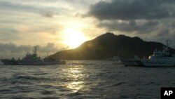 Kapal Garda Pantai Jepang berlayar berdampingan dengan kapal aktivis (tak tampak dalam foto) di kepulauan yang disebut Senkaku oleh Jepang dan Diaoyu oleh China, 18 Agustus 2013. Kepulauan itu dalam sengketa Jepang dan China.
