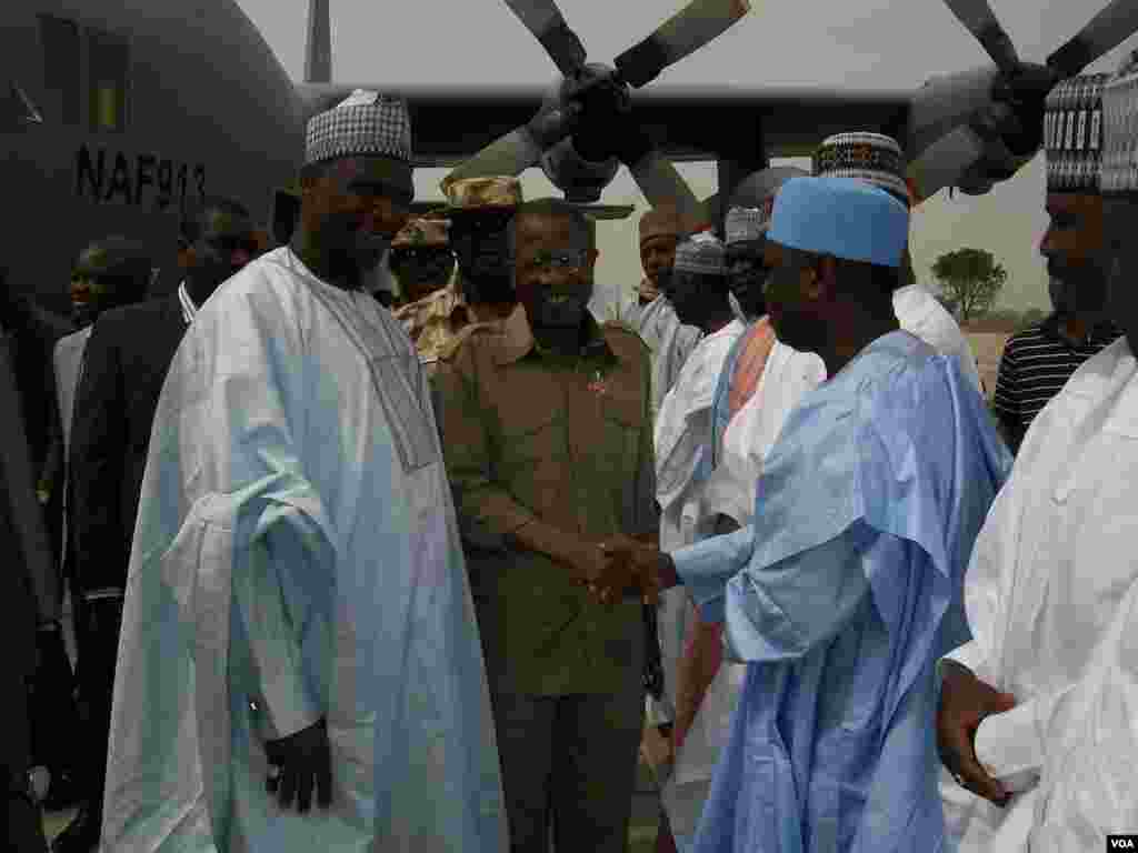 Ministan yada labarai, Lai Mohammed, a lokacin da ya isa wani sansanjin 'yan gudun hijira a garin Bama