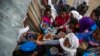 Pengungsi Tigray antre untuk menerima makanan yang disumbangkan oleh penduduk setempat di pusat penerimaan pengungsi internal di Mekele, Tigray, Ethiopia utara, 9 Mei 2021. ((AP Photo/Ben Curtis)