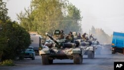 Arhiva - Konvoj tenkova azarbejdžanskih snaga reće se u smeru Agdama, Azarbejdžan, 2. avgusta 2014. (AP Photo/Abbas Atilay )