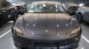 Konsumen mencoba mobil Tesla Model Y di pusat dealer Tesla di Beijing, China (foto: dok). 