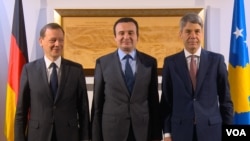 Utusan khusus Presiden Prancis Emmanuel Macron, Emmanuel Bonne (kiri) bersama Perdana Menteri Kosovo Albin Kurti dan diplomat senior Jerman, Jan Hecker (kanan), 10 Maret 2020. (Foto: VOA)