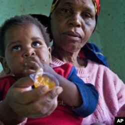 Wata ma'aikaciyar jinya tana ba wani jariri mai fama da cutar SIDA magani a birnin Durban a Afirka ta Kudu, talata 30 Nuwamba 2010