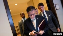 Претседателот на Претставничкиот дом на САД, Мајк Џонсон, пристигнува на прес-конференција пред потенцијалното гласање за буџетот во Капитол во Вашингтон, САД, 11 март 2025 година.