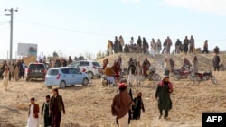 Sejumlah pria meninggalkan lokasi pelaksanaan eksekusi seorang pria oleh Taliban di stadion sepak bola di Gardez, Provinsi Paktia, Afghanistan, 13 November 2024. (Foto: AFP)