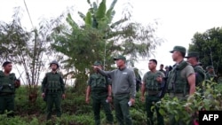 ကိုးကန့်တပ်ဖွဲ့ သတင်းကွန်ရက်က ၂၀၂၃ ခုနှစ် အောက်တိုဘာလ ၂၇ ရက်နေ့မှာ ထုတ်ပြန်ခဲ့တဲ့ မှတ်တမ်း ဓာတ်ပုံ - မြန်မာအမျိုးသား ဒီမိုကရက်တစ် မဟာမိတ်တပ်မတော် (MNDAA) ဗိုလ်ချုပ် ဖုန်ဒီချီ (ဗဟို ယာ) က လားရှိုးမြို့နယ်အနီး မြန်မာစစ်တပ်နဲ့ တိုက်ပွဲ တခု အတွင်း စစ်ဆင်ရေးကွပ်ကဲနေတဲ့ မြင်ကွင်း