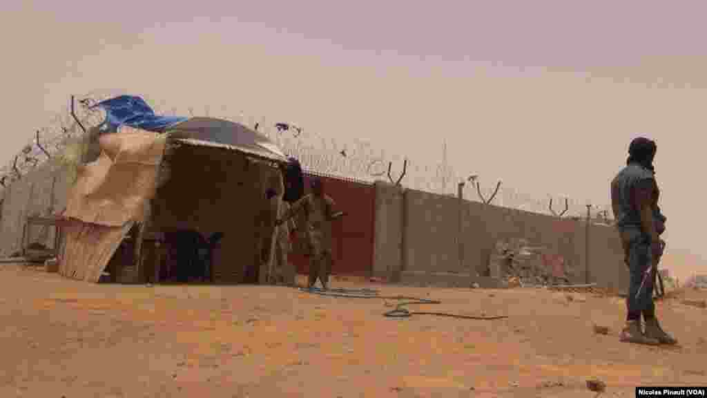 Wurin da ake kulawa da 'yan Boko Haram a Diffa, Nijar, ranar 17 ga watan Afirilu, 2017 (VOA/Nicolas Pinault)