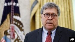 Jaksa Agung AS William Barr dalam konferensi pers mengenai penindakan hukum terhadap geng kriminal MS-13 di Gedung Putih, Washington, 15 Juli 2020. (Foto: AP /Patrick Semansky)