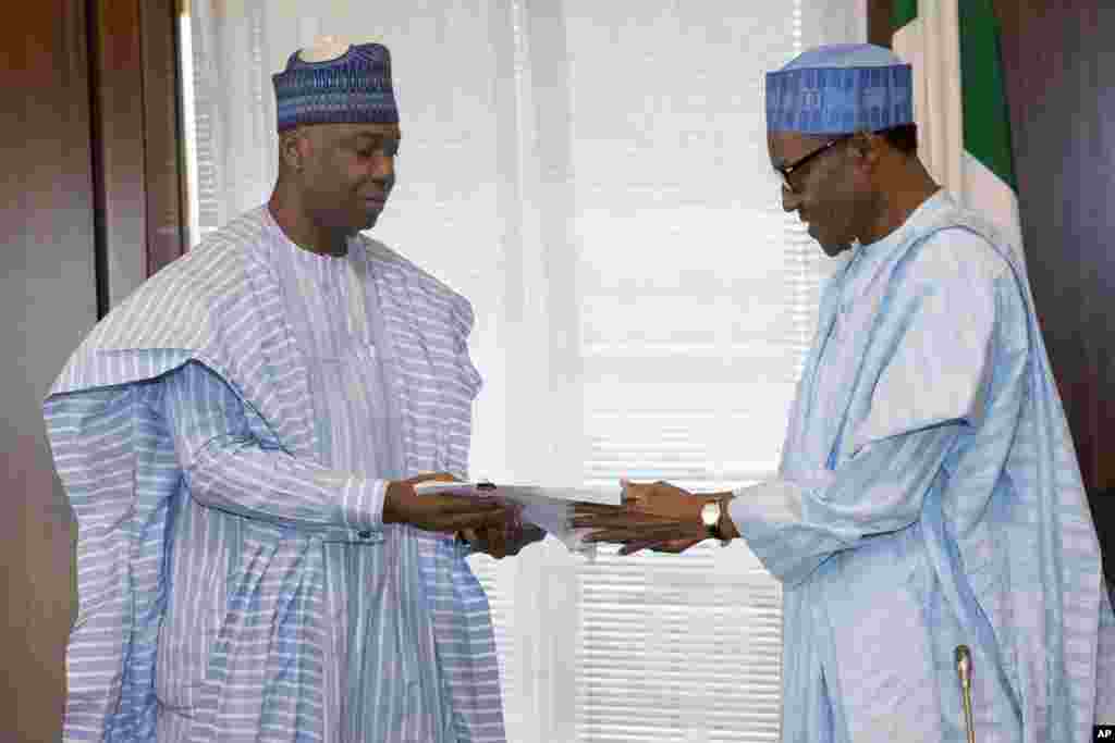 Shugaban Majalisar Dattijai Abubakar Bukola Sarki Yana Mikawa Shugaban Najeriya Muhammadu Buhari Jerin Sunayen Ministocin da Aka Tantance