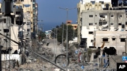 Gedung-gedung tampak rusak akibat serangan udara Israel di Kota Gaza, Senin, 23 Oktober 2023. (Foto: AP/Abed Khaled)