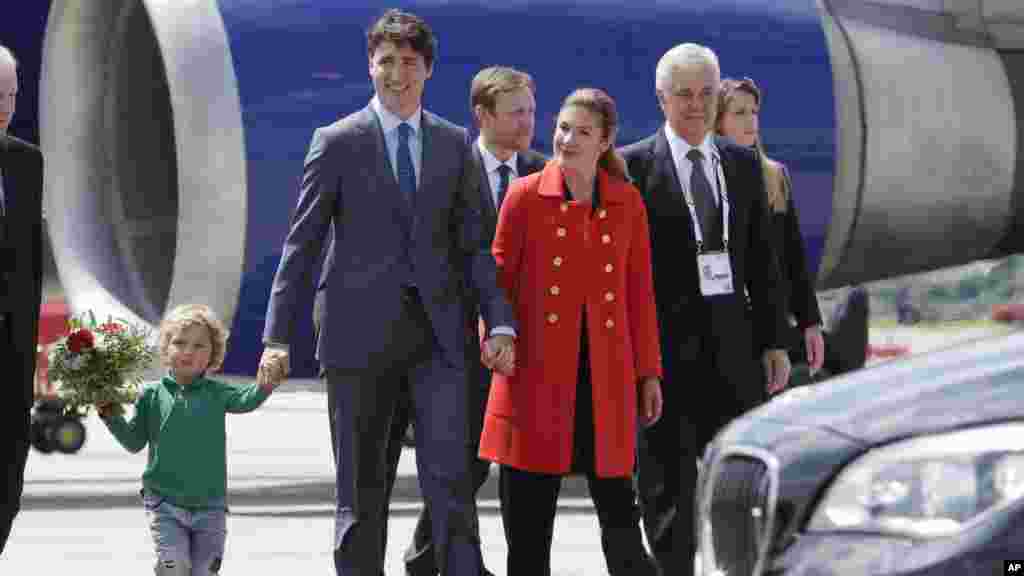 Isowar Firai ministan Canada Justin Trudeau tare da dansa Hadrien da kuma uwargidansa Sophie Grégoire-Trudeau a birnin Hambourg dake Kasar Jamus, ranar Alhamis 6 ga watan Yuli shekarar 2017. 
