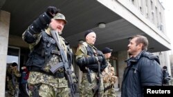 Сепаратисти "крошать" схід України. ФОТО