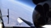Seorang pilot Angkatan Udara AS tampak mengamati balon mata-mata China yang terbang melintasi wilayah AS pada 3 Februari 2023. (Foto: Department of Defense via AP)