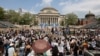 Продолжуваат протестите во кампусот на Универзитетот Колумбија за поддршка на Палестинците.