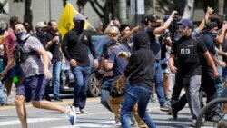 Demonstranti protiv obavezne vakcinacije u tuči sa učesnicima suprotnog skupa ispred gradske skupštine u Los Anđelesu 14. avgusta 2021.
