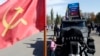 На архівному фото: Дівчинка оглядає вантажівку російського мотоклубу "Нічні вовки" під час параду в окупованому місті Луганськ, Україна, 14 вересня 2014 р. AP Photo/Darko Vojinovic
