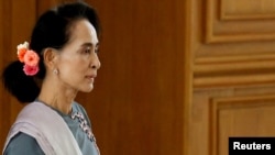 ဒေါ်အောင်ဆန်းစုကြည် ပထမဆုံး လွှတ်တော်အစည်းအဝေးတက်ရောက်လာတဲ့မြင်ကွင်း။ (နိုဝင်ဘာ ၁၈၊ ၂၀၁၅)