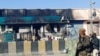 পাকিস্তানের বেলুচিস্তান প্রদেশের কালাত জেলায় জঙ্গিদের আগুনে পুড়ে যাওয়া একটি ব্যাংকের পাশ দিয়ে যাচ্ছে মানুষ। হামলায় ১৮ সেনা নিহত হয়েছে বলে জানিয়েছে পুলিশ ও সেনাবাহিনী। ১ ফেব্রুয়ারি ২০২৫। 