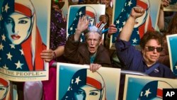 Warga kota New York melakukan parade untuk mendukung imigran Muslim dengan menentang Kepres "larangan perjalanan" (travel ban) oleh Presiden Donald Trump (foto: ilustrasi). 