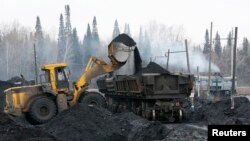 Batu bara di tambang terbuka Chernigovsky, di luar kota Beryozovsky, wilayah Kemerovo, Siberia, Rusia, 4 April 2016. (Foto: Reuters)