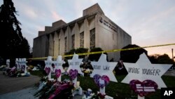 Memorijal ispred singagoge "Drvo života" (Foto: AP /Matt Rourke)