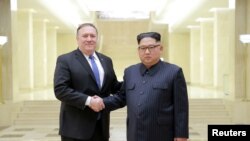 Državni sekretar SAD Majk Pompeo sa Kim Džong Unom