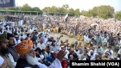 مولانا فضل الرحمن جلسے سے خطاب کر رہے ہیں۔ (فائل فوٹو)