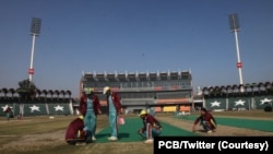 قذافی اسٹیڈیم میں تماشائیوں کے اسٹیںڈ میں صفائی ستھرائی اور چھوٹا موٹا مرمتی کام مکمل کر لیا گیا ہے۔