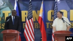 Menteri Pertahanan Filipina Gilberto Teodoro (kanan) dan Menteri Pertahanan AS Lloyd Austin dalam konferensi pers bersama di Komando Barat Filipina (WESCOM) di Palawan, 19 November 2024. (Selebaran / DEPARTEMEN PERTAHANAN NASIONAL / AFP) 