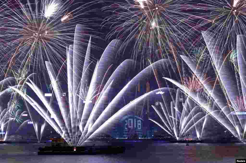 Pesta kembang api di atas Victoria Harbour dan Hong Kong Convention and Exhibition Centre untuk merayakan Tahun Baru, 1 Januari 2018.