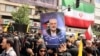 Người Iran cầm ảnh ông Ismail Haniyeh trong lễ tang ở Tehran hôm 1/8.