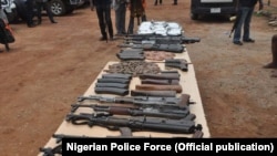 Makaman Da Yan Sanda Suka Kwace Daga Wasu Bata-Garin da ke samar wa ‘yan bindiga da sauran bata-gari a jihohin Taraba da Benue manyan bindigogi da harsasai da ake amfani da su wajen kai wa jama’ar da ba su ji -ba su gani hari a kauyukan jihohin.