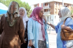 Perempuan Perancis mengobrol pada 29 Juli 2011 di pasar distrik Bagatelle di Toulouse, Perancis barat daya. (Foto: AFP/Remy Gabalda)