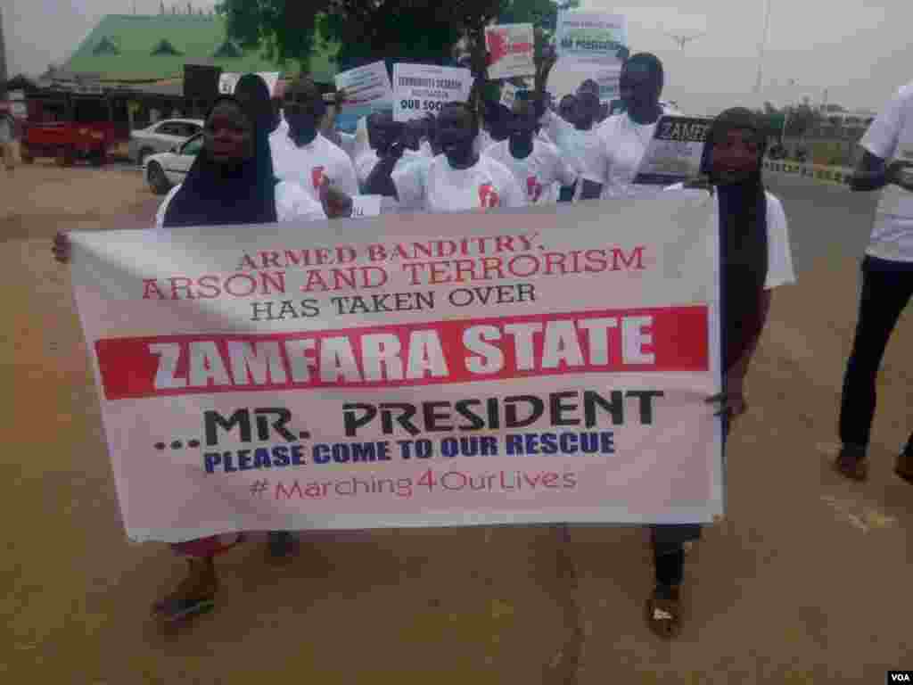 Gamayyar kungiyoyi masu zaman kansu da wasu kungiyoyin matasa sun yi zanga zangar lumana a birnin Zamfara, Gusau, kan yawan garkuwa da kashe kashen mutane da ake yi a Jihar. 