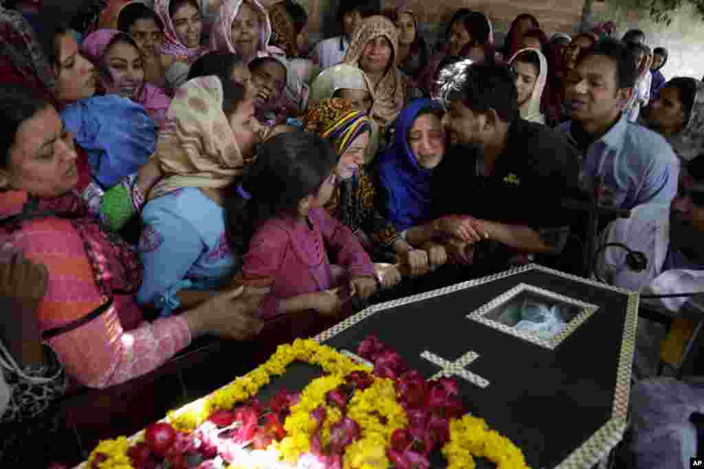 Kiristocin Pakistan Na Juyayin Mutuwar Sharmoon A Harin Bam Da Aka Kai A Birnin Lahore, Pakistan, Maris 28, 2016. 