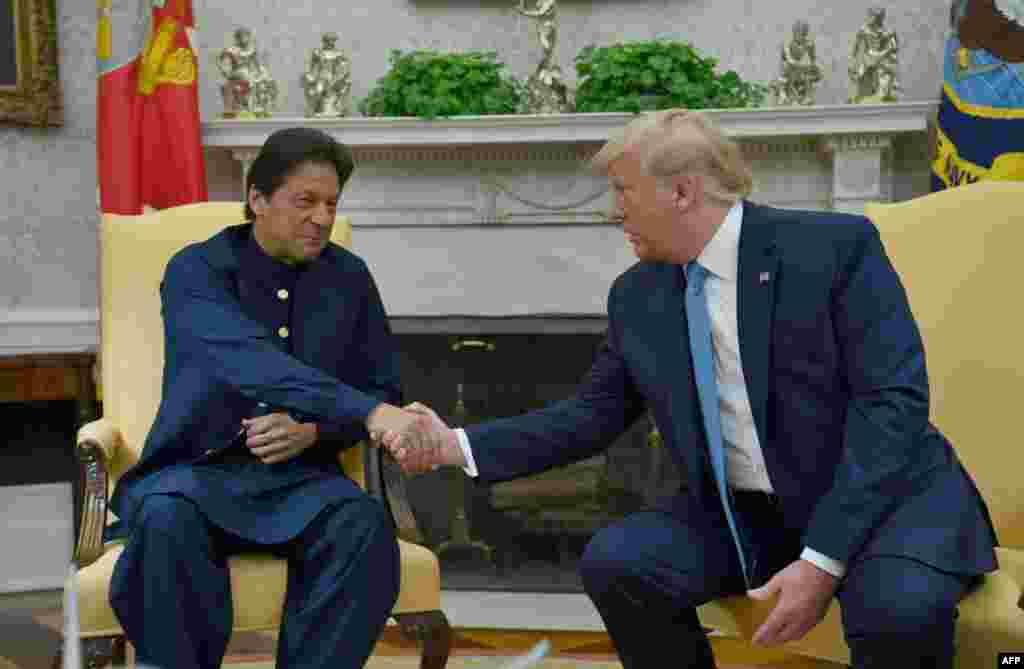 خارجہ محاذ پر 2019 میں امریکہ کے دورے اور صدر ٹرمپ سے ملاقات کو عمران خان نے اپنی بڑی کامیابی قرار دیا۔ دلچسپ بات یہ ہے کہ پاکستان میں عمران خان کے ناقدین ان کا موازنہ صدر ٹرمپ سے کرتے تھے۔ امریکہ میں صدر جو بائیڈن کے اقتدار میں آنے کے بعد دونوں حکومتوں میں تعلقات سرد مہری کا شکار رہے اور عمران خان نے کئی مواقع پر صدر بائیڈن کی جانب سے فون پر رابطہ نہ کرنے کا بھی تذکرہ کیا۔