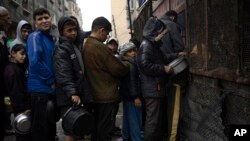 Palestinci u redu za hranu u Rafi, na jutu Pojasa Gaze (Foto: AP/Fatima Shbair)