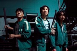 Dari kiri: Park Hae-soo, Lee Jung-jae dan Jung Ho-yeon dalam sebuah adegan "Squid Game." (Netflix via AP).