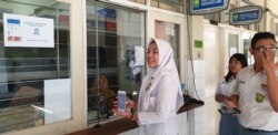 Suasana pembayaran SPP melalui aplikasi GoPay di SMA Batik 1 Solo, Selasa (18/2). (Foto : VOA/ Yudha Satriawan)